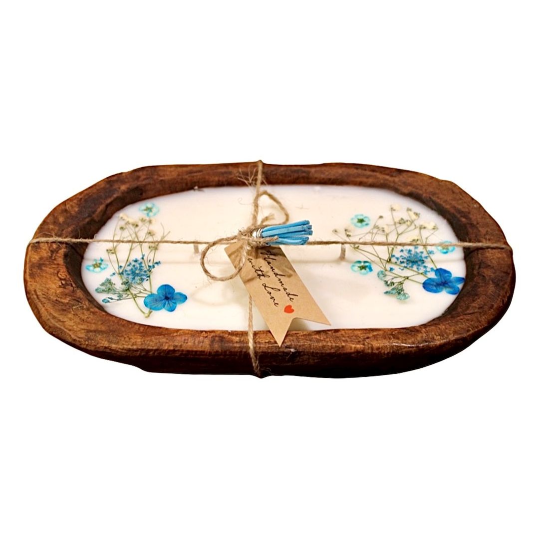 The Blue Floral Wood Candle – Floral Scented features a white soy wax tablet with pressed blue flowers, set on a rectangular wooden tray and finished with a twine-tied tag—ideal for rustic centerpieces.