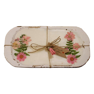 The Pink Floral Wood Candle – Floral Scented features pressed pink flowers and greenery, tied with twine and a “handmade” tag—an ideal rustic centerpiece for your table.